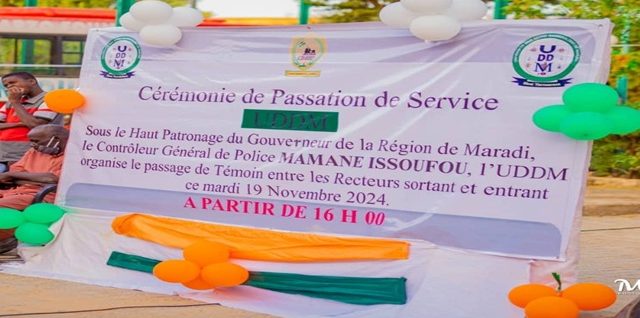 PASSATION DE TÉMOIN ENTRE RECTEURS ENTRANT ET  SORTANT DE L’UNIVERSITÉ DAN DICKO DAN KOULODO DE MARADI SOUS LE HAUT PATRONAGE DU GOUVERNEUR DE LA RÉGION DE MARADI LE CONTRÔLEUR GÉNÉRAL DE POLICE ISSOUFOU MAMANE